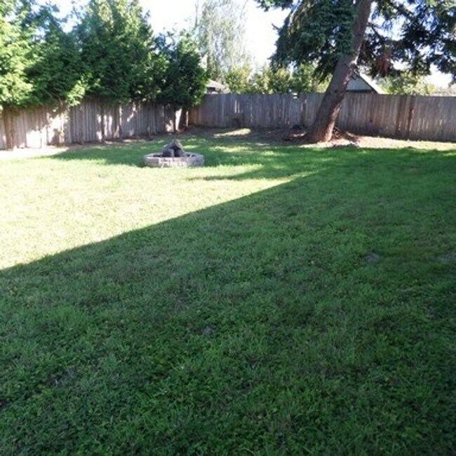 Building Photo - Super Cute & Charming 2-Bedroom Des Moines Home With Giant Fenced Yard!!