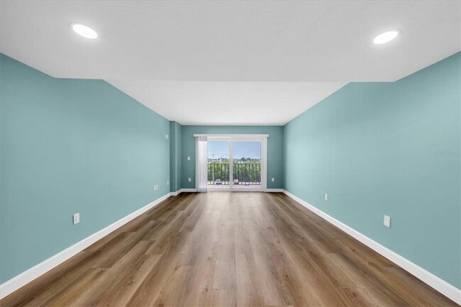 Building Photo - 7050 Sunset Dr S