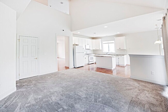Building Photo - Beautiful 3 bedroom, 3 bath home in over 5...