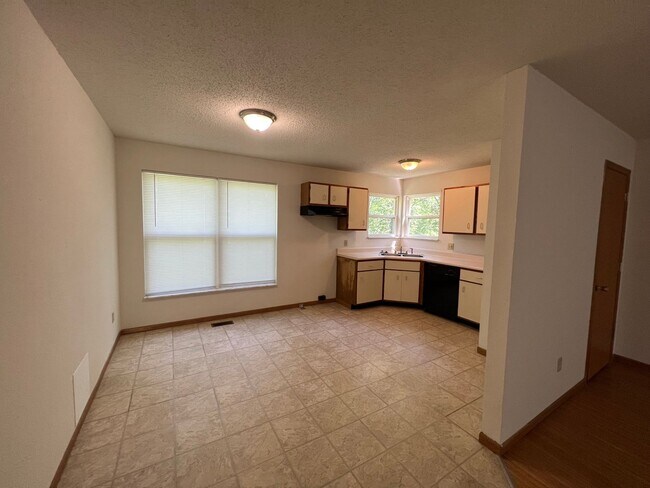 Building Photo - 615 Portsmouth Dr