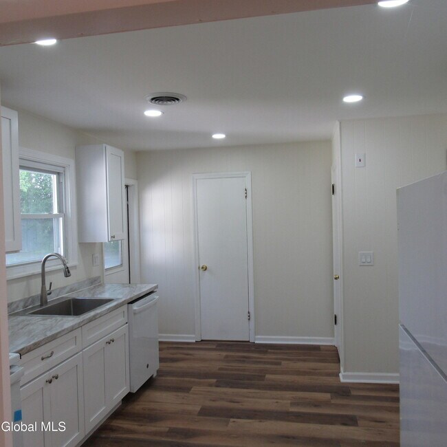 Building Photo - 5 Sunset Dr