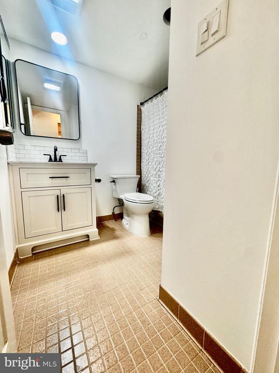 Building Photo - 1301 N Courthouse Rd