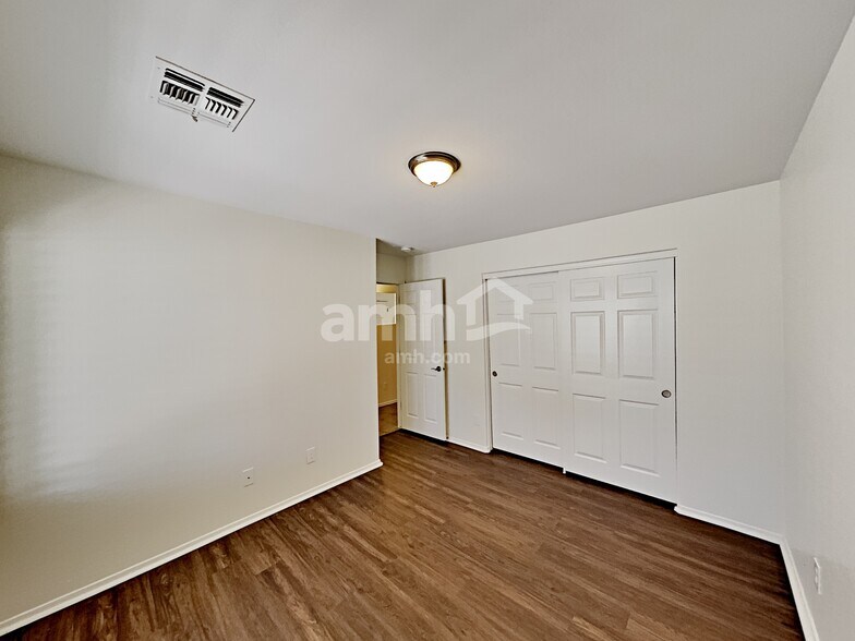 Building Photo - 12729 W Earll Dr