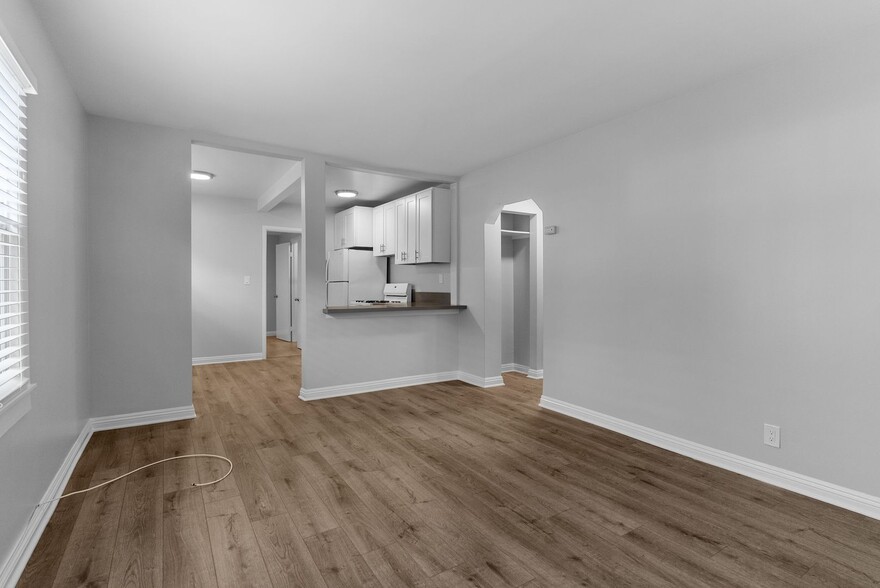 Building Photo - 935 N Washington Pl