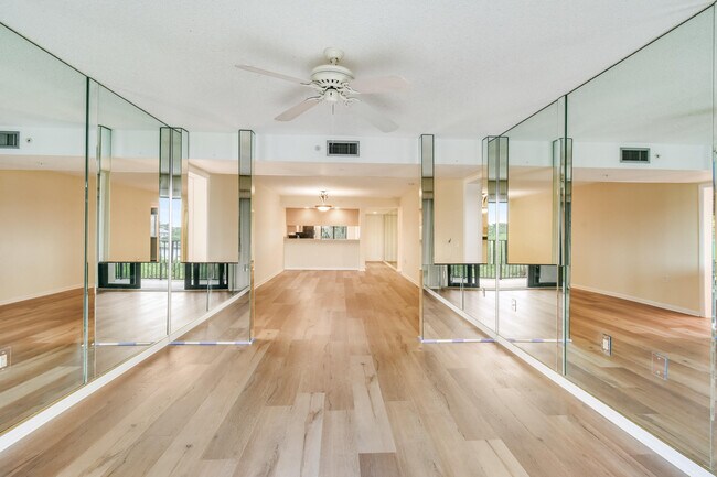 Building Photo - 1701 Marina Isle Way