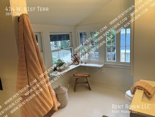 Building Photo - 414 W 61st Terrace