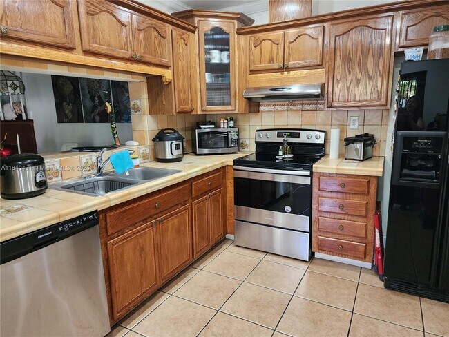 Building Photo - 5975 SW 137th Ave