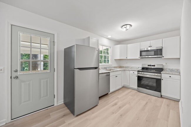 Building Photo - Updated Ranch in North Raleigh, New Floors and Paint, Rear Deck, Pet Friendly!