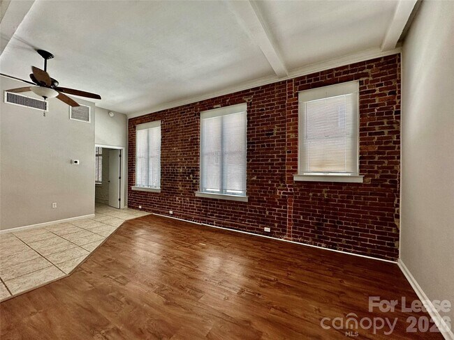 Building Photo - 229 N Poplar St