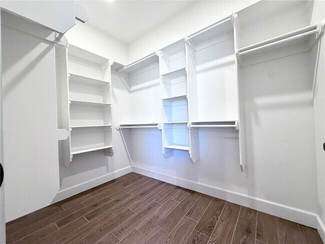 Building Photo - 1049 Parker Ln