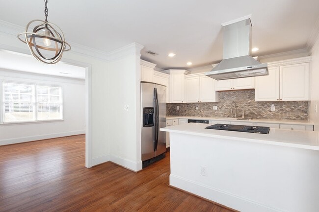 Building Photo - Updated 3/2 Bungalow w/ Large Backyard & M...