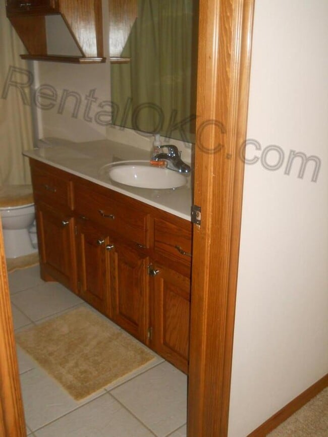 Building Photo - 3 Bed 2 Bath + Office in Moore School dist...