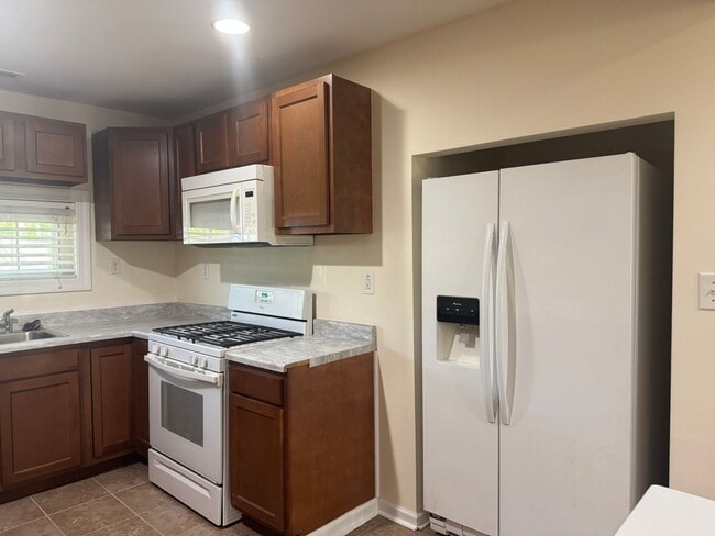 Building Photo - Newly remodeled brick home in New Bern