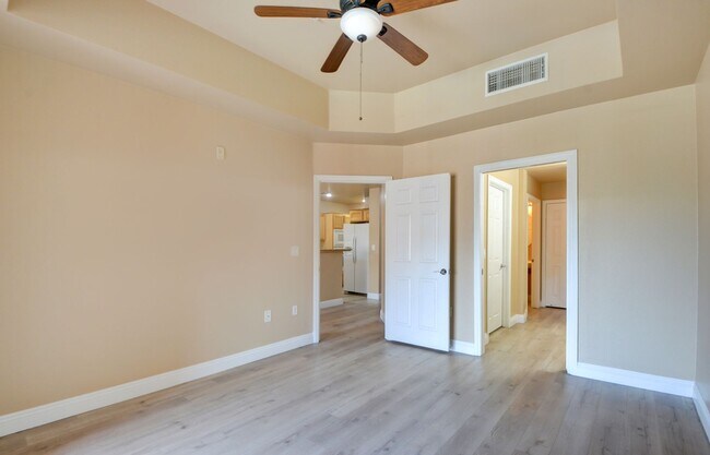 Building Photo - Park Avenue Mid Rise Condo. All HOA Amenities.