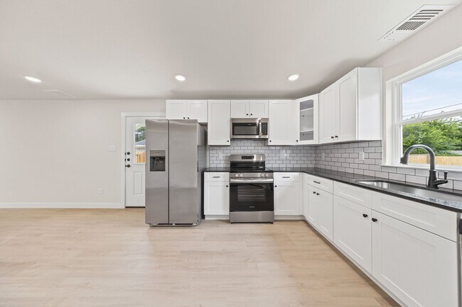 Building Photo - Modern Townhome for Rent – Modern Living at Its Best!