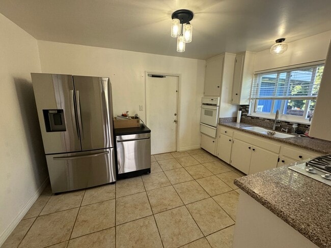 Building Photo - 3 Bedroom Single Level Home in Foothills o...
