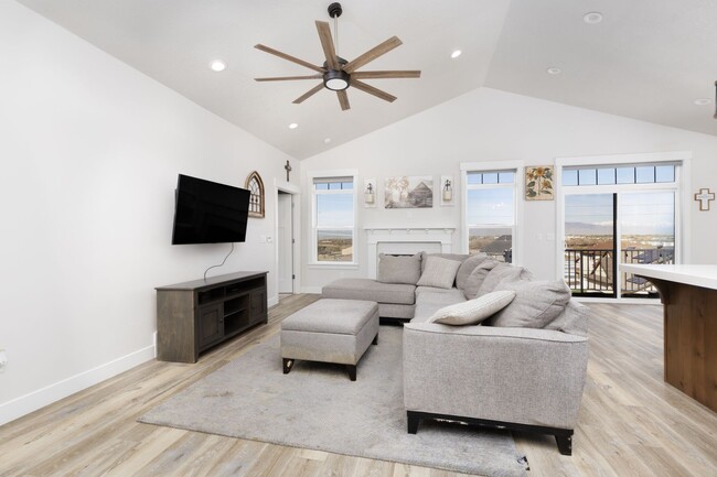 Building Photo - **Charming Home in Provo, UT 84401 – Avail...