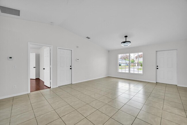 Building Photo - 726 SW Bond Rd