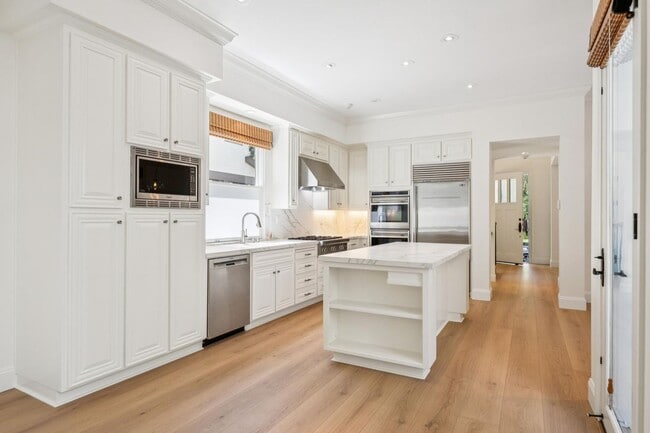 Building Photo - Luxurious Home in Downtown Palo Alto Available Now