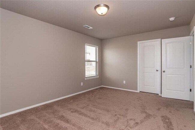 Building Photo - 4 bedroom 2.5 bath in Lowell-south of Promanade