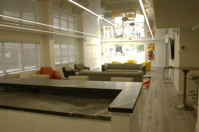 Building Photo - 340 Sunset Dr