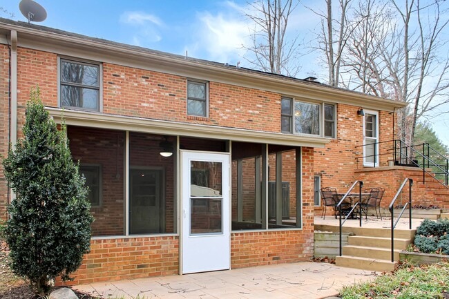 Building Photo - 4 Bedroom on 1 acre