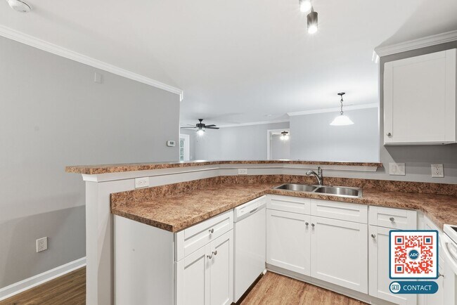 Building Photo - Beautiful Top-Floor Condo in the Heart of Bluffton - $500 Move In Special