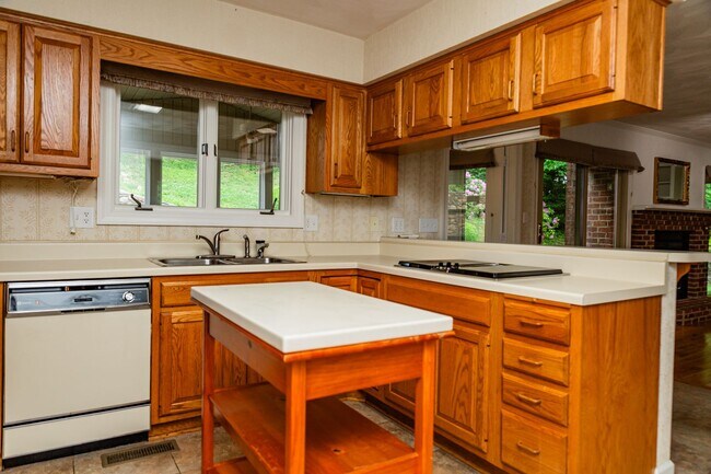 Building Photo - New Listing!