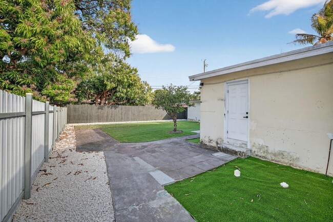 Building Photo - 108 SW 24th Ave