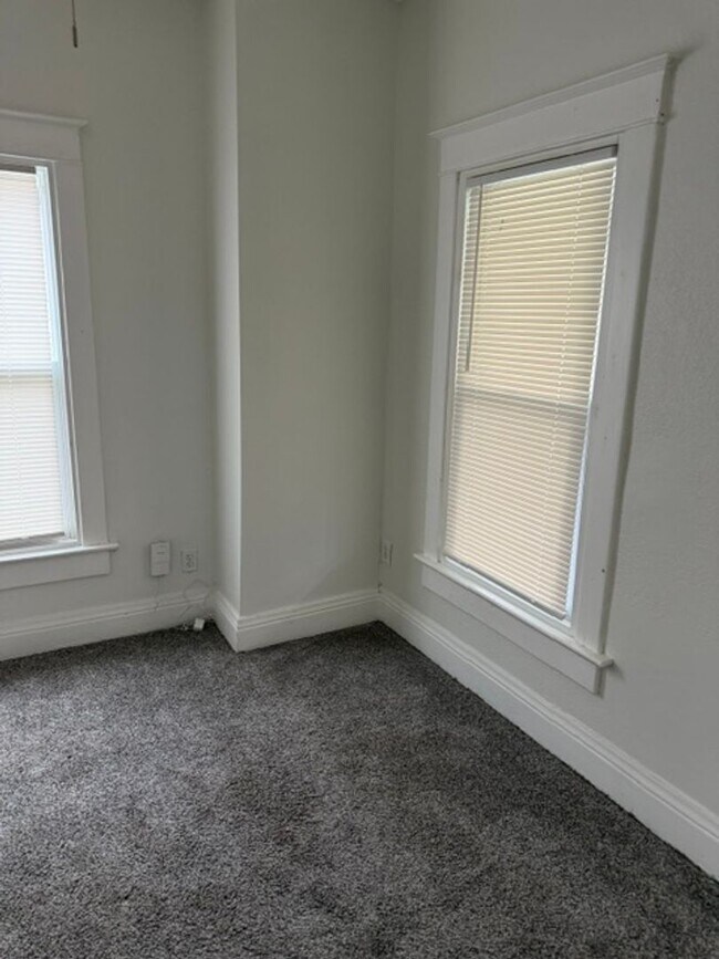 Building Photo - Updated 2-bedroom, 2-story home in the heart of Kansas City!