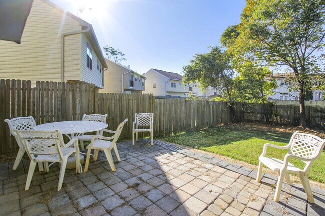 Building Photo - FENCED IN YARD!!!  Beautiful 4/3 UPDATED SF Home in Gaithersburg