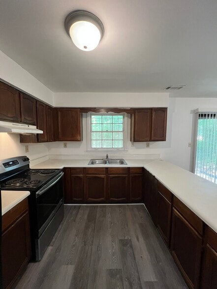 Building Photo - 424 Tarragon Wy SW