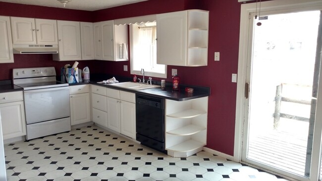 Building Photo - Large 3 Bedroom, 2 Bathroom Home in the Th...