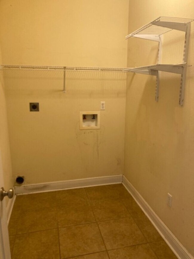 Building Photo - Perkinston 3 Bedroom