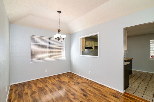 Building Photo - Charming 3 Bedroom Home