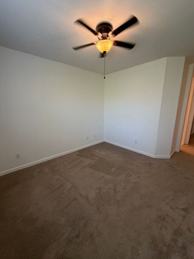 Building Photo - FOR LEASE – Beautiful 2 + 2.5 Townhome with A/C, Near Downtown Ventura & the Beach!