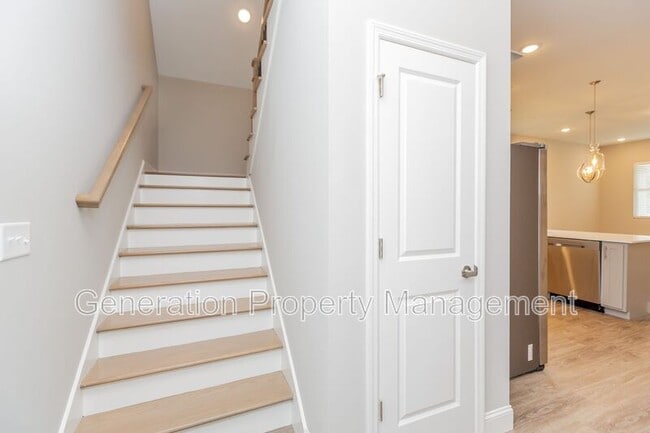 Building Photo - 590 Strong Ave