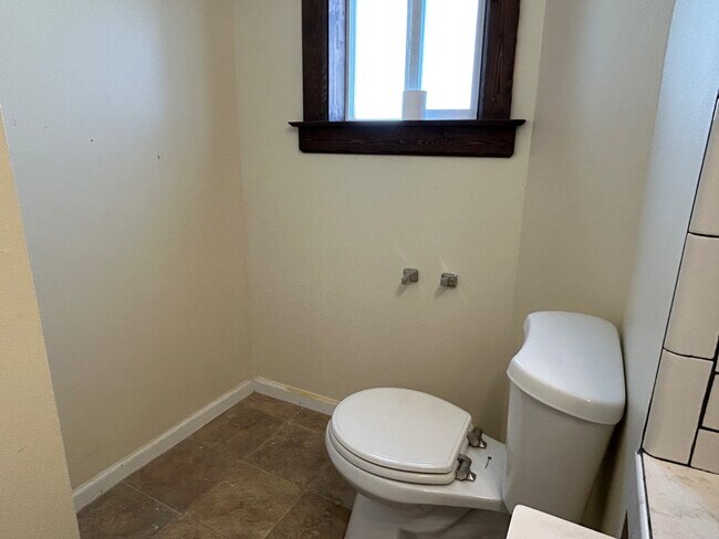 Building Photo - 114 S Melcher St