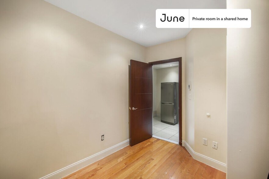 Building Photo - Private bedroom in 4 bed/1 bath Home