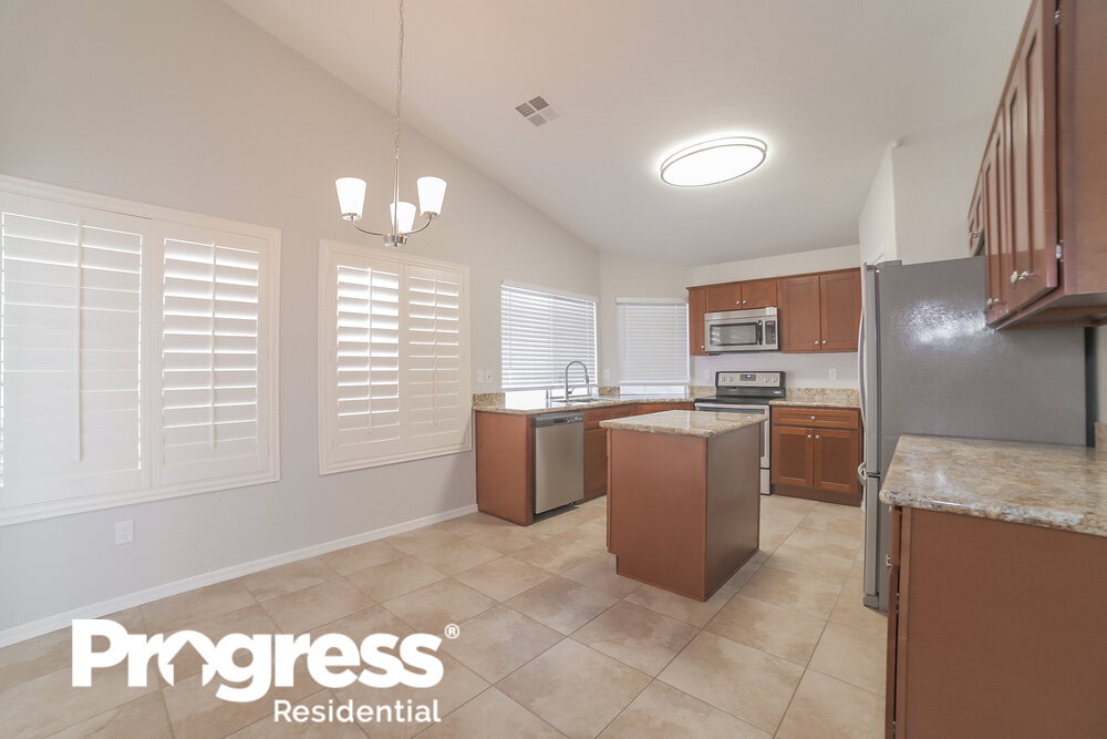 Building Photo - 323 N Ocean Dr