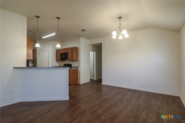 Building Photo - 909 Lasso Dr