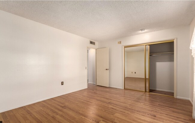 Building Photo - Great home in an active 55+ community!