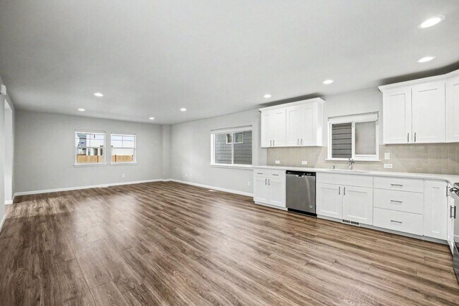 Building Photo - Modern Yelm Home Built in 2023, Walk-In Closets, Deep Storage & Neighborhood Park!