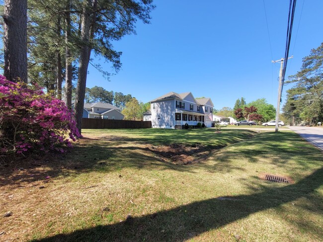 Building Photo - Beautiful & Spacious 4 bedroom, 2.5 bath h...