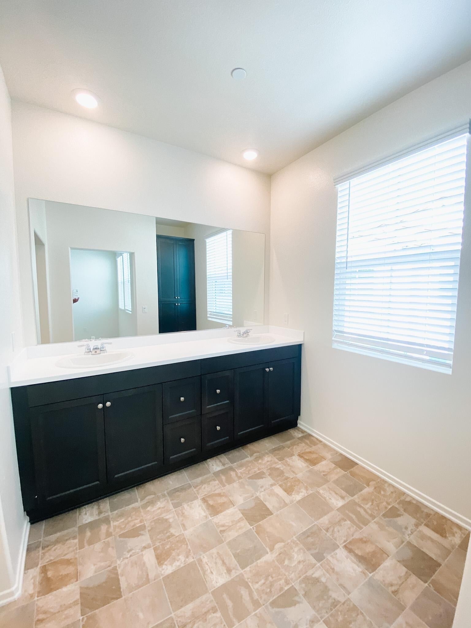 Building Photo - 30436 Town Square Dr