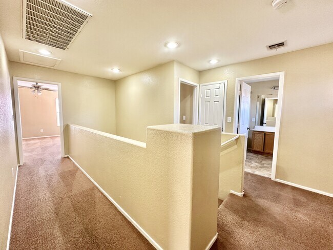 Building Photo - 717 Jewel Tower St