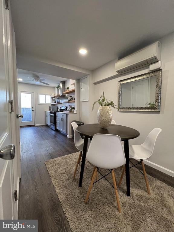 Building Photo - 324 S Castle St