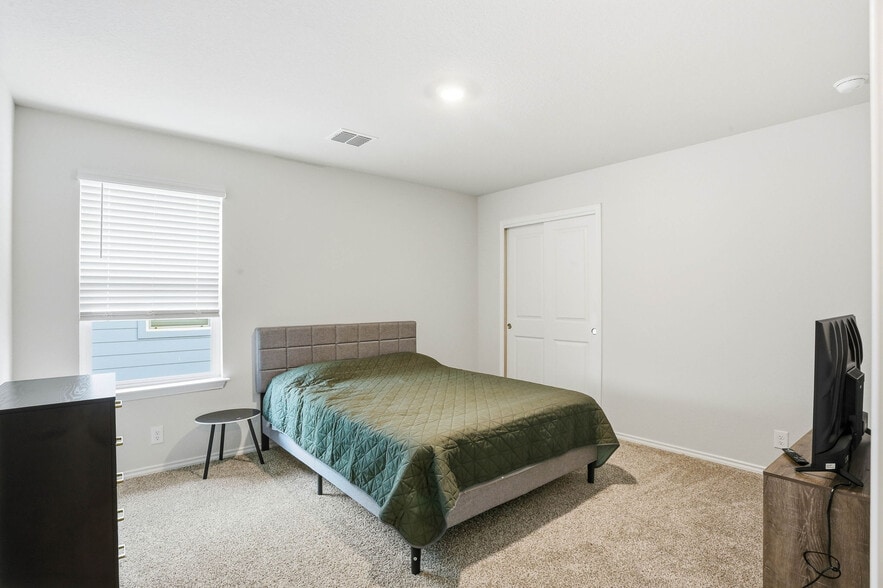 Building Photo - Room in House on Navidad Pike