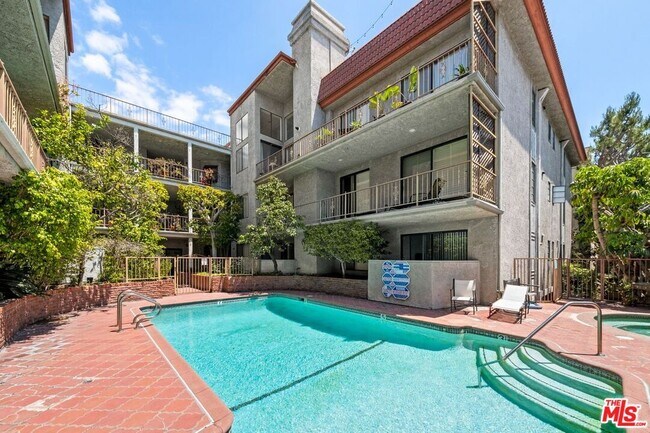 Building Photo - 2031 S Bentley Ave