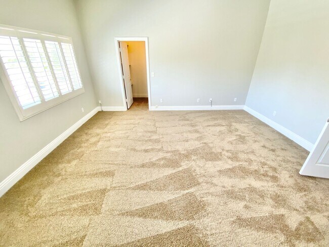 Building Photo - BEAUITFUL GATED PROPERTY 6 BEDROOMS/3 FULL...